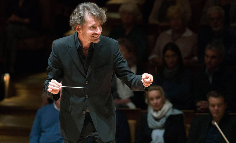 Maestro alemão e violinista paranaense são destaque da Sinfônica do Paraná neste domingo