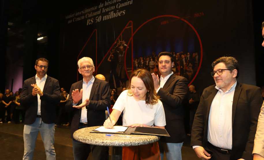 O governador Carlos Massa Ratinho Junior anuncia nesta quinta-feira (12) o repasse R$ 50 milhões para reforma, revitalização, adequação e modernização da estrutura do teatro, além da aquisição de novos equipamentos e instrumentos para Orquestra Sinfônica do Paraná