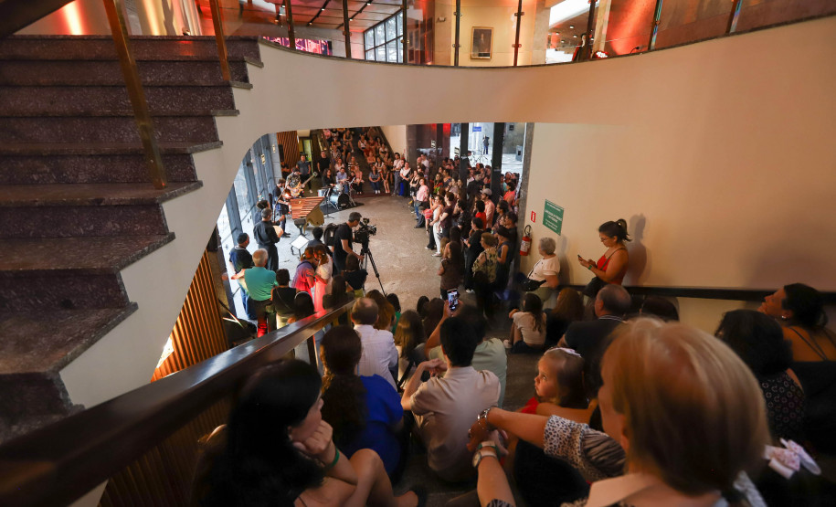 "Guaíra do Avesso": uma visita encenada pelos bastidores do teatro em celebração aos 140 Anos do Teatro Guaíra