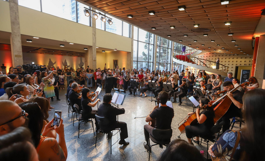 "Guaíra do Avesso": uma visita encenada pelos bastidores do teatro em celebração aos 140 Anos do Teatro Guaíra
