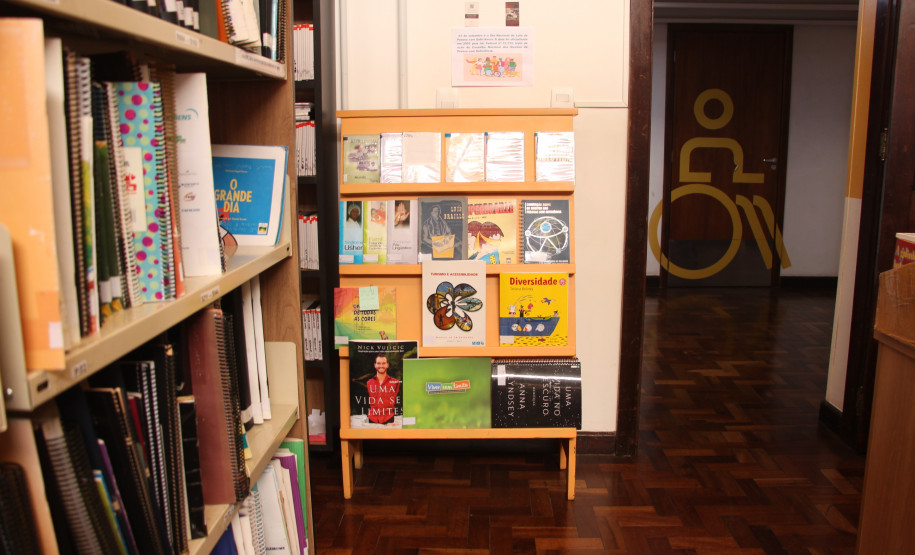 Biblioteca Pública do Paraná (BPP) - Exposição de Livros e Histórias em Libras – A partir da próxima quarta-feira, dia 18, a Seção Braille promove em seu espaço a exposição desses materiais, que fazem parte do acervo