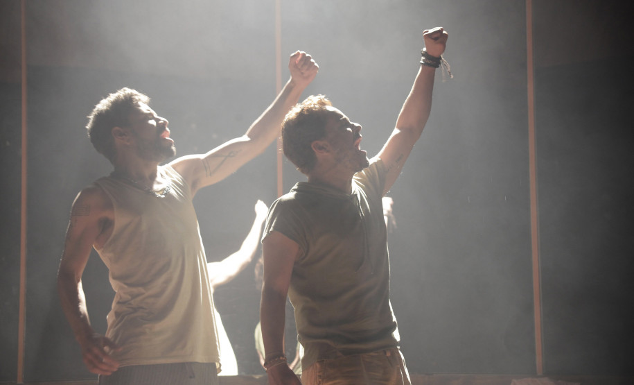 Com ingressos gratuitos, Teatro José Maria Santos recebe história de amor e revolução