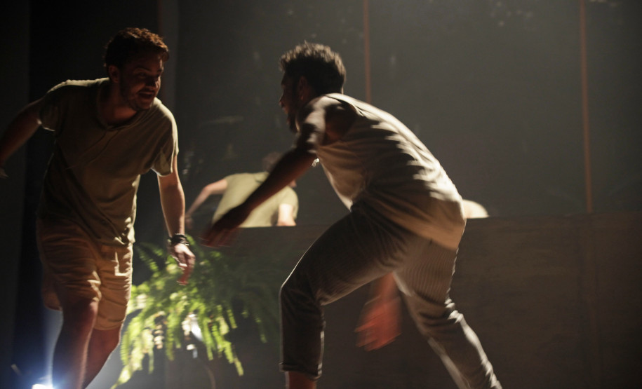 Com ingressos gratuitos, Teatro José Maria Santos recebe história de amor e revolução