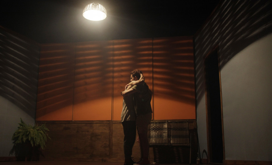 Com ingressos gratuitos, Teatro José Maria Santos recebe história de amor e revolução