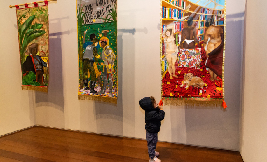 Museu Casa Alfredo Andersen (MCAA) - "Segredo da Cor" – A exposição "Segredo da Cor", já em exibição no museu, traz uma poderosa coleção de obras de Cecifrance Aquino, com foco na temática antirracista. Entre os destaques, além dos estandartes, encontra-se a releitura de "Duas Raças", de Alfredo Andersen, um convite para desvendar os segredos que nossas cores carregam