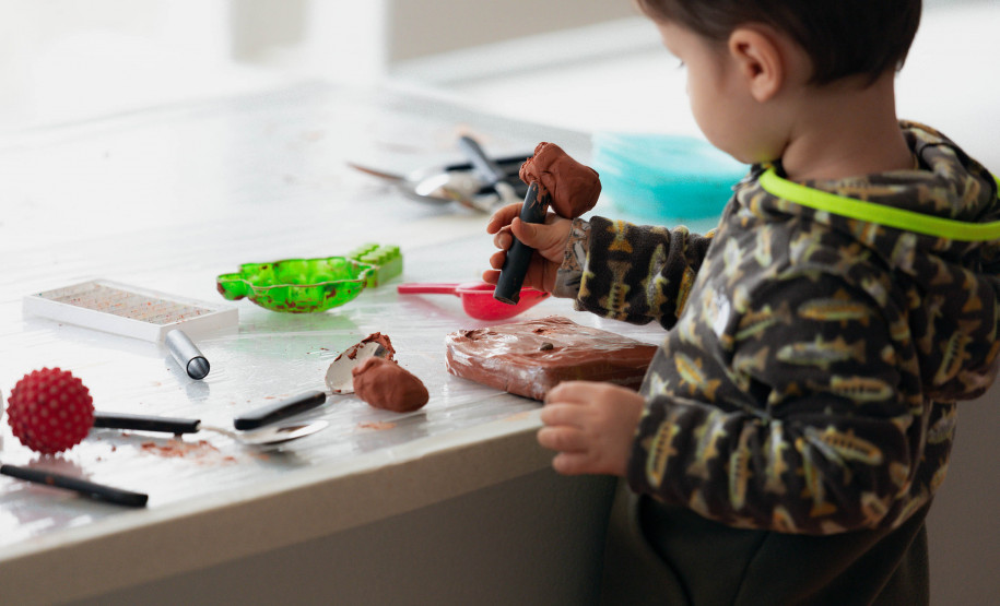 MON realiza oficina de pintura para bebês de 1 a 2 anos