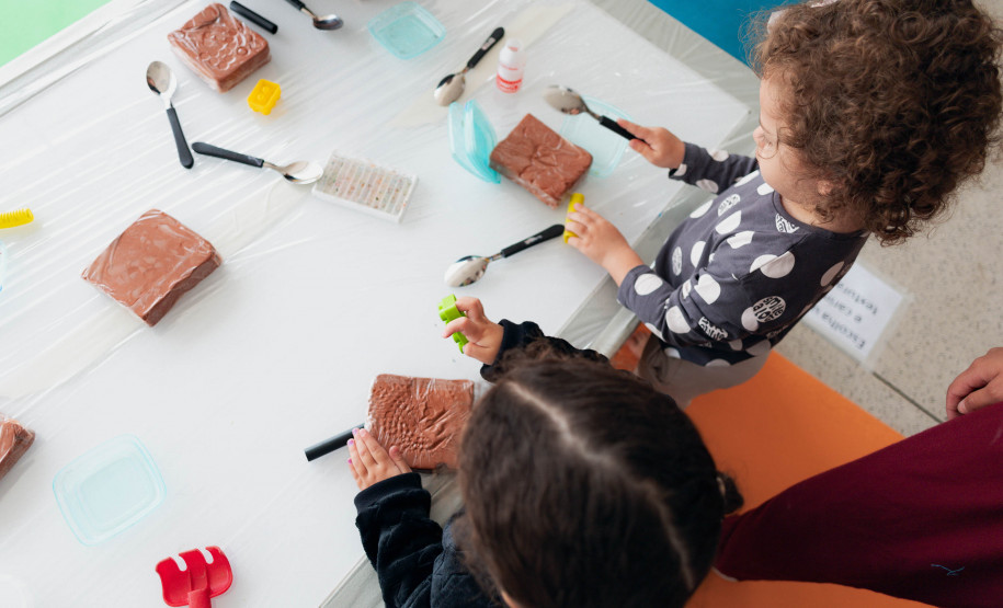 MON realiza oficina de pintura para bebês de 1 a 2 anos