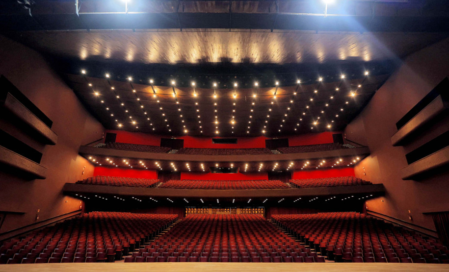 Centro Cultural Teatro Guaíra, instituição cultural com auditórios para teatro, dança e espetáculos musicais, em Curitiba-Pr. É mantido pelo governo do estado do Paraná. Teatro Guaira