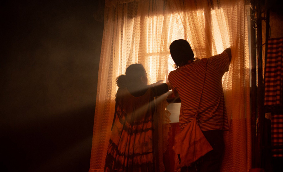 Para ouvintes e surdos: Miniauditório do Guaíra recebe a peça "Enquanto a Chuva Cai"