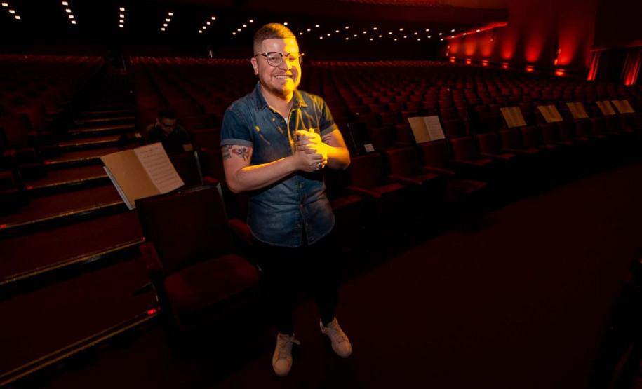 Diego Martins Avellleda, assessor da coordenação da Orquestra Sinfônica do Paraná e funcionário do teatro há 15 anos, lembra com carinho da primeira peça que assistiu na vida: “O Cerco da Lapa”, em 1994, quando tinha apenas cinco anos de idade.