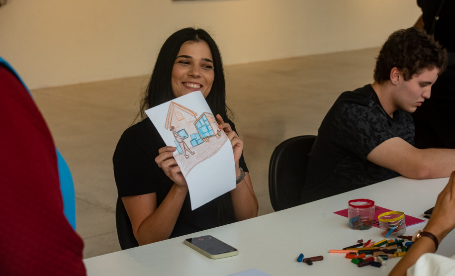 Museu de Arte Contemporânea do Paraná (MAC Paraná) - Oficina: Brincar e o Fazer Artístico – Na quarta (9), das 14h às 16h, o museu recebe a oficina "Brincar e o Fazer Artístico", ministrada por Akhan, artista visual que explora a identidade e a experiência preta por meio do desenho.