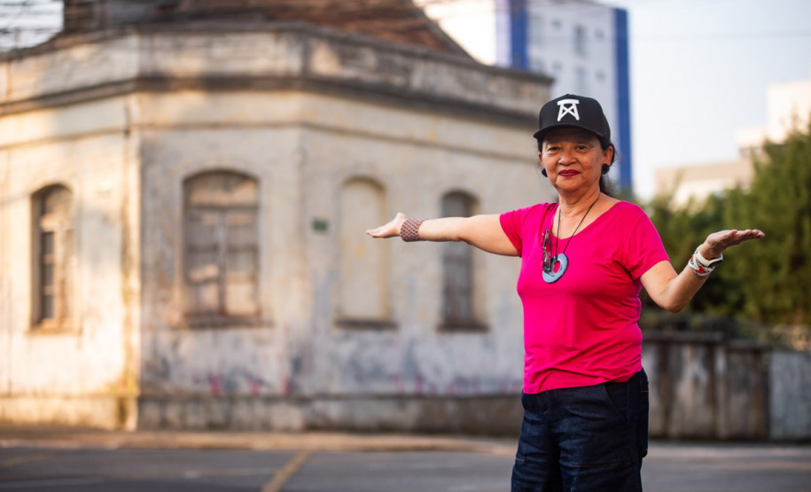 A atriz e produtora Nena Inoue dirigirá a nova montagem do Teatro de Comédia do Paraná