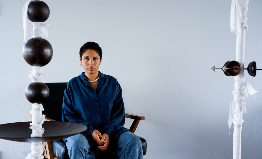 "Aos espíritos minerais": MUPA inaugura mostra com esculturas e desenhos de Luana Vitra