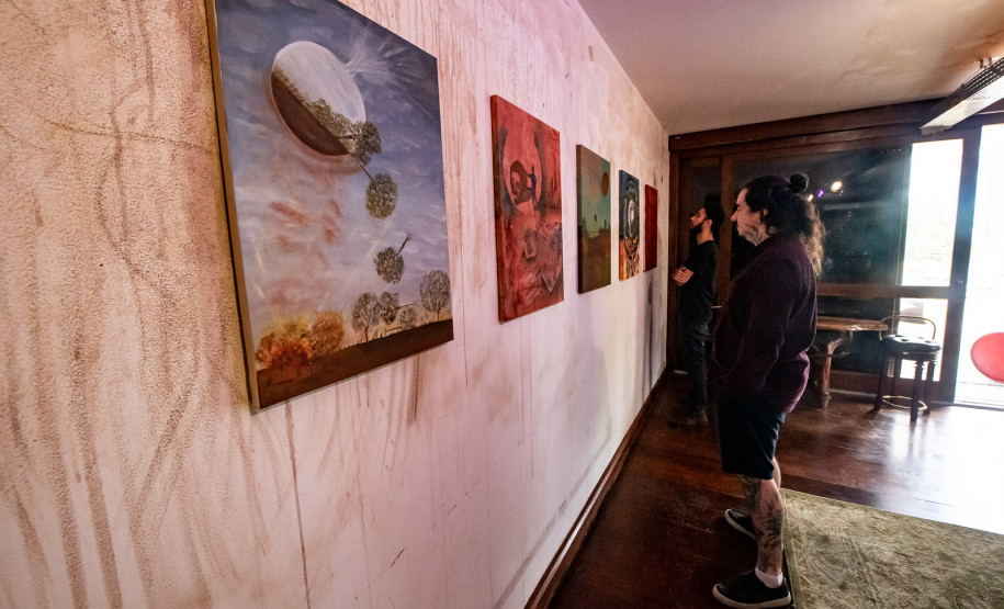 Alunos de pintura da Academia Alfredo Andersen apresentam suas obras em mostra coletiva