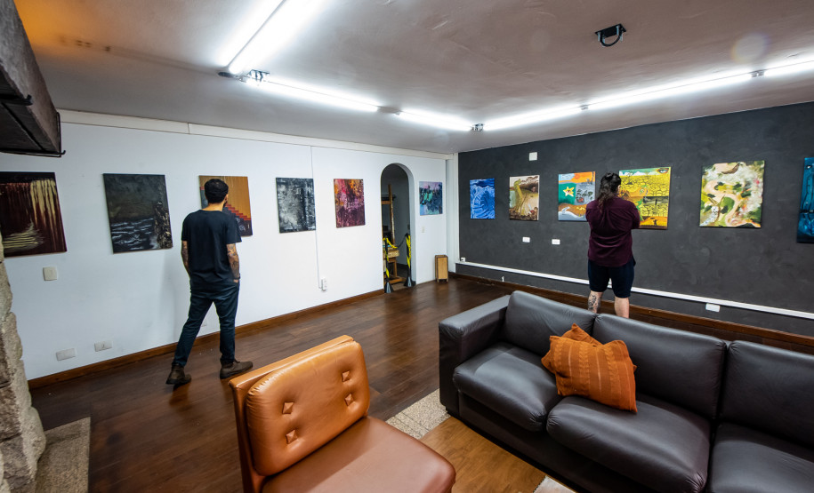 Alunos de pintura da Academia Alfredo Andersen apresentam suas obras em mostra coletiva