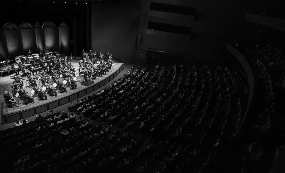 A Orquestra Sinfônica do Paraná abre neste domingo (6) os concertos de outubro celebrando a música brasileira. “Raízes brasileiras” destaca obras que fazem ponte entre a música clássica erudita e a música popular brasileira, com influências da música folclórica e de tradições indígenas