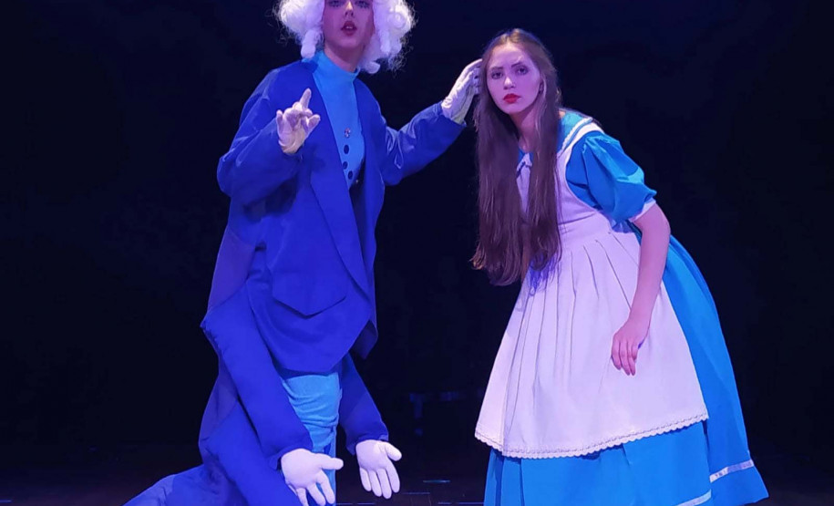 Peça para crianças "Alice no país das maravilhas" no Guairinha