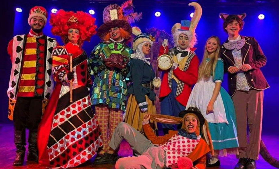 Peça para crianças "Alice no país das maravilhas" no Guairinha