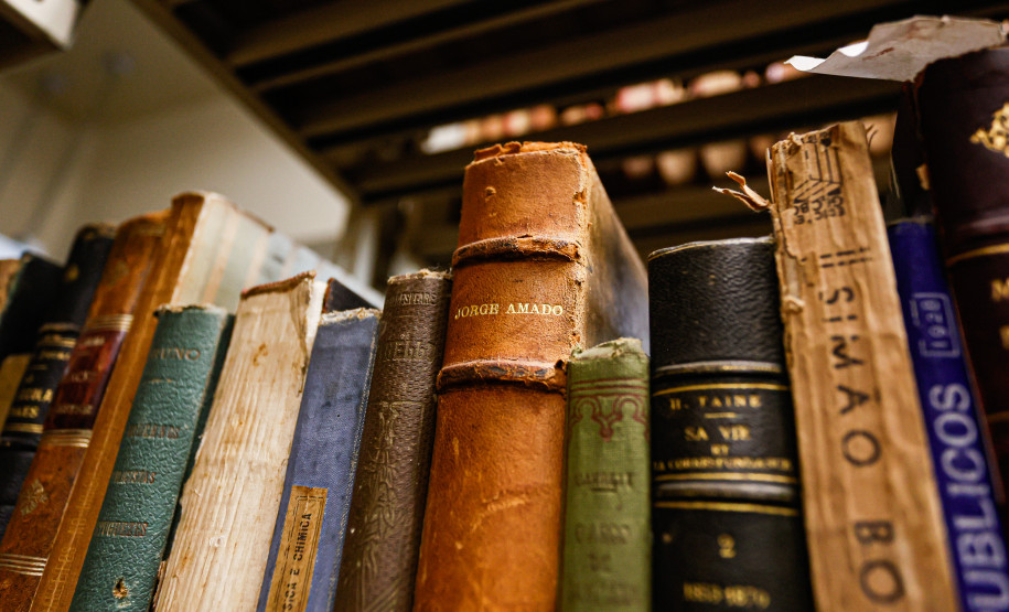 Acervo de obras raras da Biblioteca Pública do Paraná possui livro de 1584