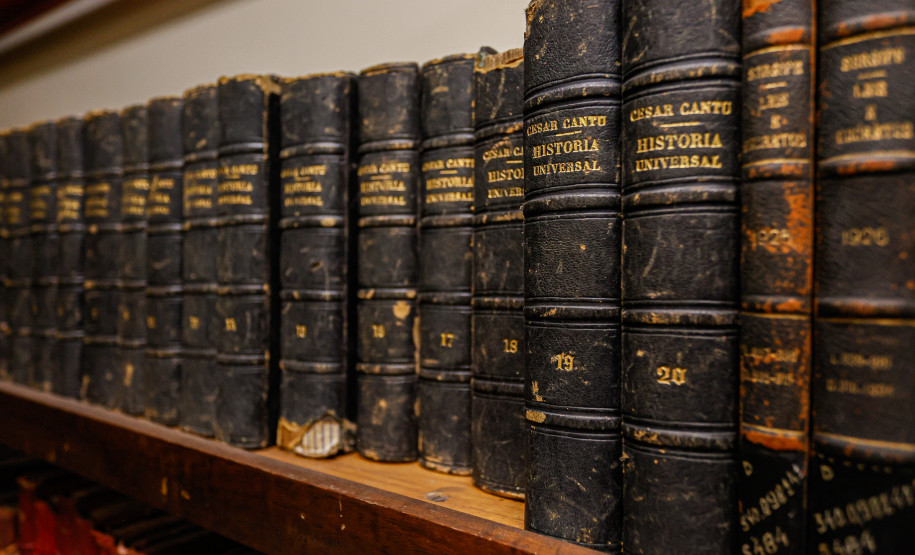 Acervo de obras raras da Biblioteca Pública do Paraná possui livro de 1584