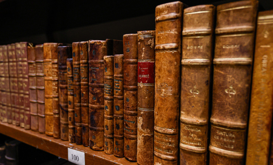 Acervo de obras raras da Biblioteca Pública do Paraná possui livro de 1584