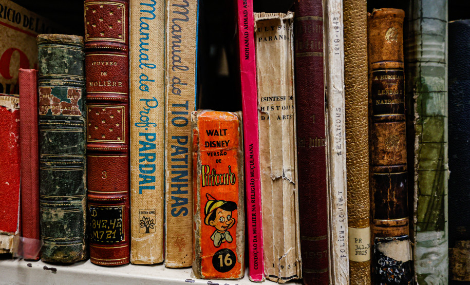 Acervo de obras raras da Biblioteca Pública do Paraná possui livro de 1584