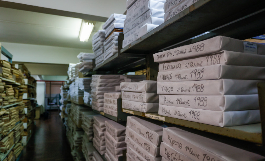 Acervo de obras raras da Biblioteca Pública do Paraná possui livro de 1584