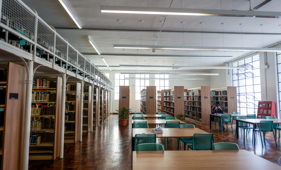 Acervo de obras raras da Biblioteca Pública do Paraná possui livro de 1584