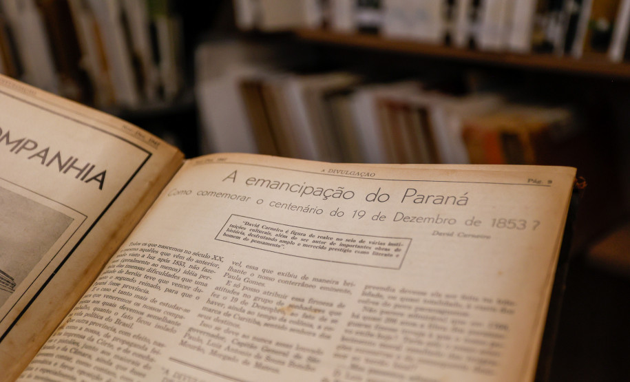Acervo de obras raras da Biblioteca Pública do Paraná possui livro de 1584