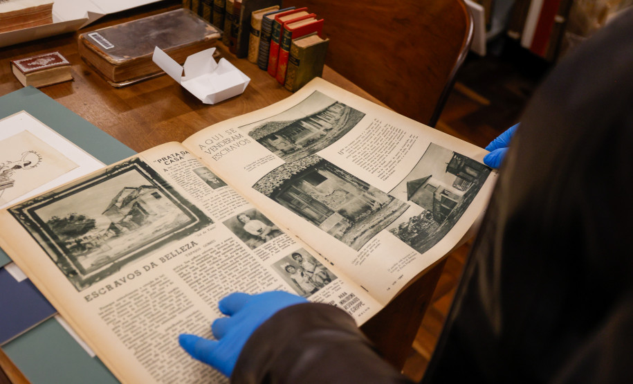 Acervo de obras raras da Biblioteca Pública do Paraná possui livro de 1584