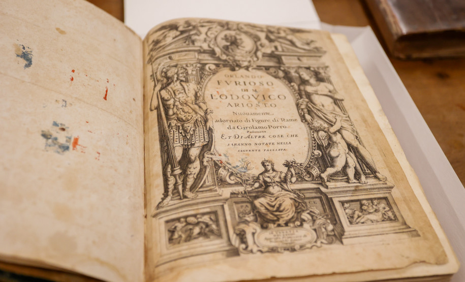 Acervo de obras raras da Biblioteca Pública do Paraná possui livro de 1584