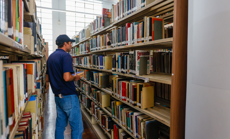 Acervo de obras raras da Biblioteca Pública do Paraná possui livro de 1584