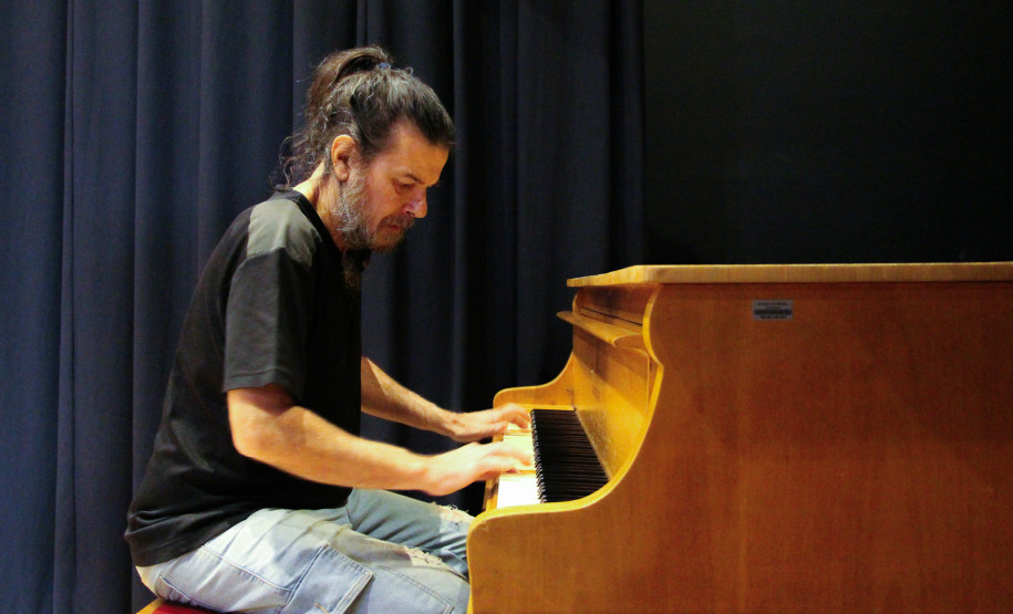 Biblioteca Pública do Paraná (BPP) - Cante com Livros – Nesta sexta-feira (11), às 17h, no Auditório, a Biblioteca apresenta a 2ª edição do “Cante com Livros”, projeto que une música e literatura e destaca artistas independentes. Adriano Sátiro, compositor e multi-instrumentista com quase 50 anos de carreira, fará um pocket show ao lado do músico convidado Orandi Almeida