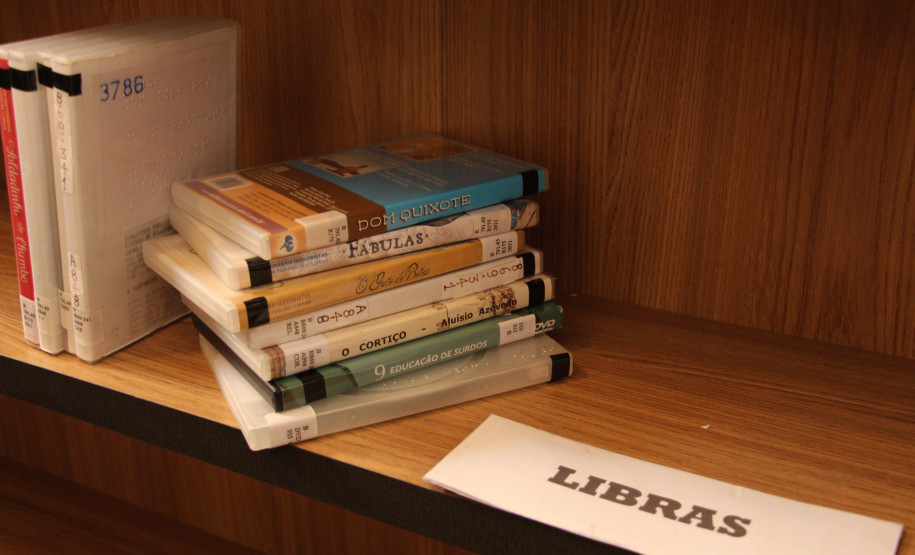 Biblioteca Pública do Paraná (BPP) - Seção Braille - Projeto Cine Inclusivo – Sessões de filmes com audiodescrição para pessoas com deficiência visual e auditiva