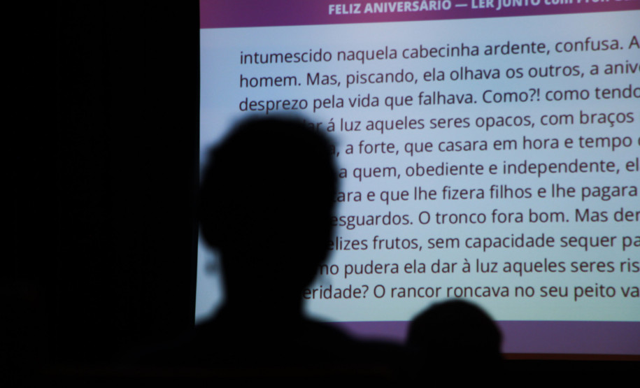 Biblioteca Pública do Paraná (BPP) - Ler junto – Os encontros acontecem todas às segundas-feiras, às 18h30, com leitura guiada do professor Guilherme Shibata e discussão com o público sobre os contos da literatura mundial.