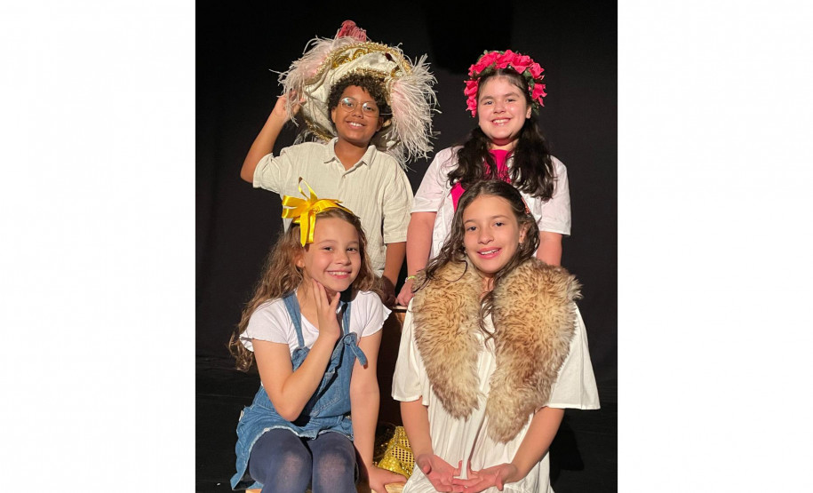 Centro Cultural Teatro Guaíra ( CCTG ) - Mini Auditório - O Bambalão – Quatro crianças — Dafne, Clara, Duda e Guto — encontram-se na casa deDona Clotilde, costureira e avó de duas delas.