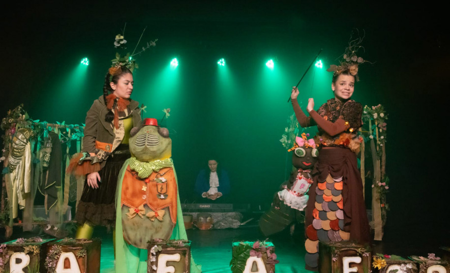Centro Cultural Teatro Guaíra ( CCTG ) - Mini Auditório - Formigarra e Cigamiga – Este espetáculo passeia pelas diferentes versões de "A Cigarra e a Formiga", a clássica fábula que transmite mensagens sobre trabalho, lazer e a importância do equilíbrio.