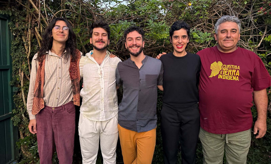 Centro Cultural Teatro Guaíra - José Maria Santos - Família Brasileiro Onde Rode – A paixão pela música sempre esteve presente na família Brasileiro, transmitida pelo pai, Ademar Brasileiro, aos filhos Ravi, Oruê e Otto Brasileiro. Agora, essa conexão musical ganha uma nova forma, saindo das salas de ensaio e das festas familiares para os palcos