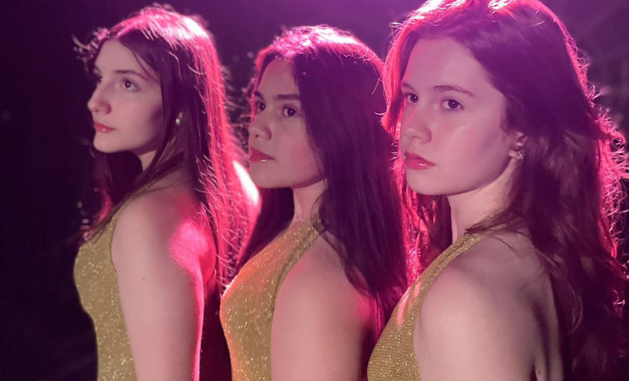 Centro Cultural Teatro Guaíra ( CCTG ) - Mini Auditório - Mini auditório O Marinheiro – A adaptação do enigmático drama estático de Fernando Pessoa, “O Marinheiro”, traz a história de três misteriosas donzelas que vigiam o corpo de uma jovem em um castelo isolado.