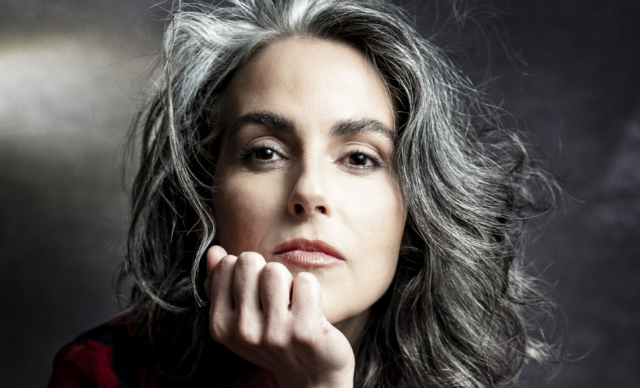 A Orquestra Sinfônica do Paraná abre neste domingo (6) os concertos de outubro celebrando a música brasileira. “Raízes brasileiras” destaca obras que fazem ponte entre a música clássica erudita e a música popular brasileira, com influências da música folclórica e de tradições indígenas - Na foto, Clarice Assad