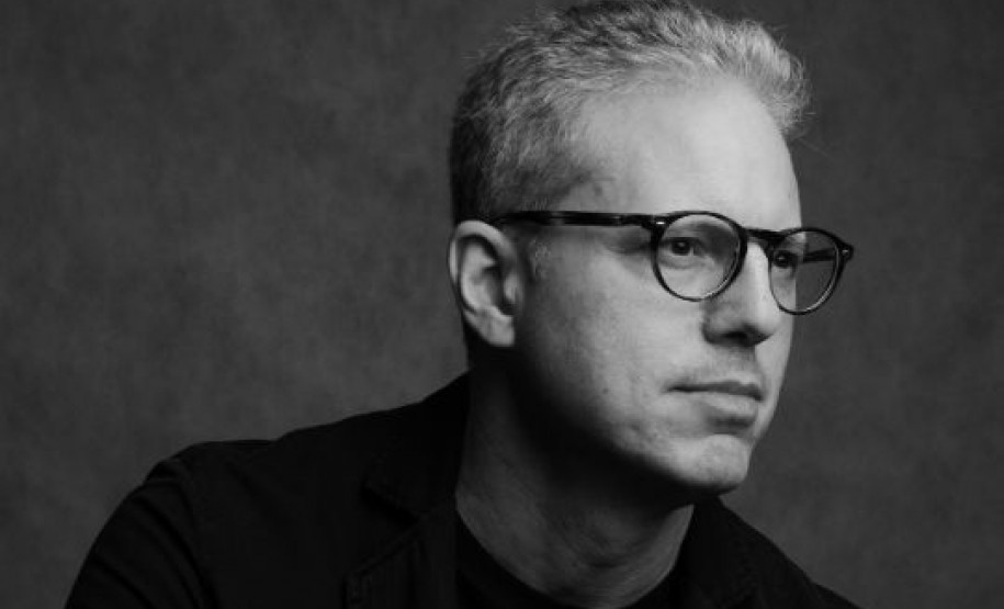 A Orquestra Sinfônica do Paraná abre neste domingo (6) os concertos de outubro celebrando a música brasileira. “Raízes brasileiras” destaca obras que fazem ponte entre a música clássica erudita e a música popular brasileira, com influências da música folclórica e de tradições indígenas - Na foto, Guilherme Bernstein