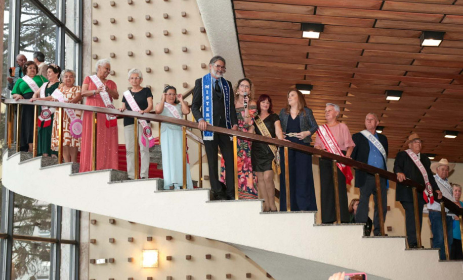 Evento do Estado para celebrar população idosa reúne mais de 400 pessoas no Teatro Guaíra