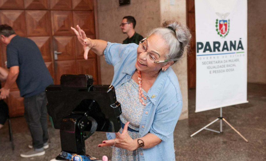 Evento do Estado para celebrar população idosa reúne mais de 400 pessoas no Teatro Guaíra
