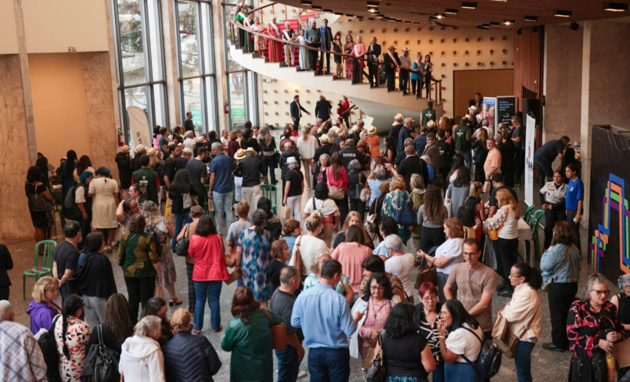 Evento do Estado para celebrar população idosa reúne mais de 400 pessoas no Teatro Guaíra