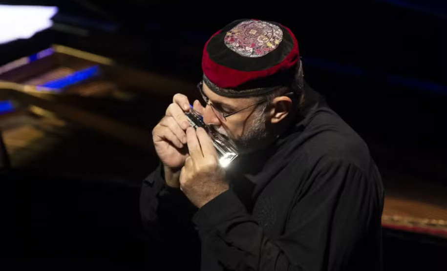 A Orquestra Sinfônica do Paraná abre neste domingo (6) os concertos de outubro celebrando a música brasileira. “Raízes brasileiras” destaca obras que fazem ponte entre a música clássica erudita e a música popular brasileira, com influências da música folclórica e de tradições indígenas - Na foto, José Staneck