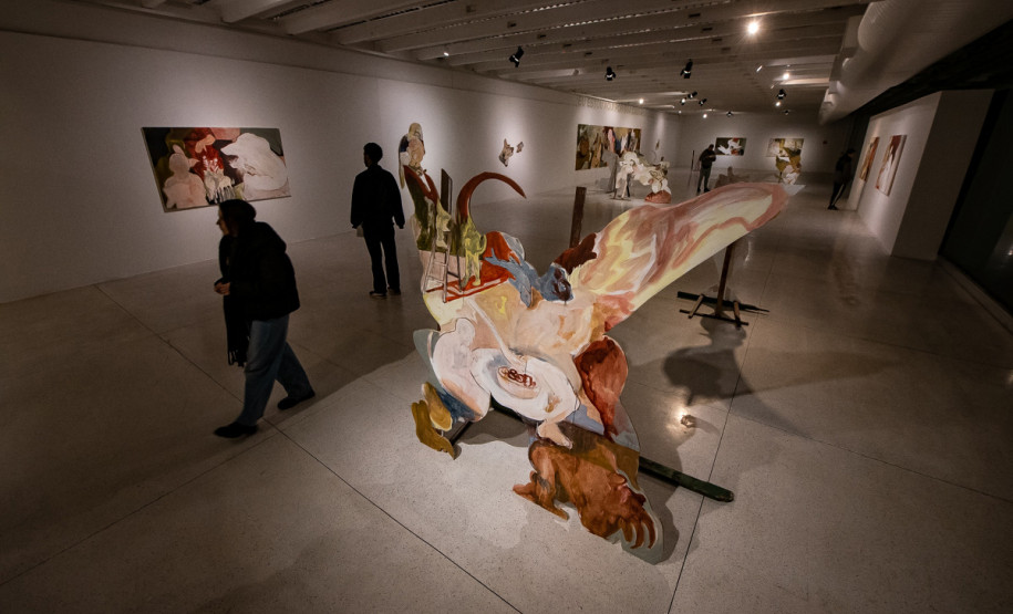 Museu de Arte Contemporânea do Paraná (MAC-PR) - COLETIVA | Mostra da Sala Aberta – A mostra reúne trabalhos dos artistas Akhan, Coletivo Brutas, Izadora Figueiredo, Luiz Moreira, Nicholas Steinmetz e Rimon Guimarães, que ocuparam a Sala Aberta durante seus processos criativos e apresentam o resultado dessa experiência