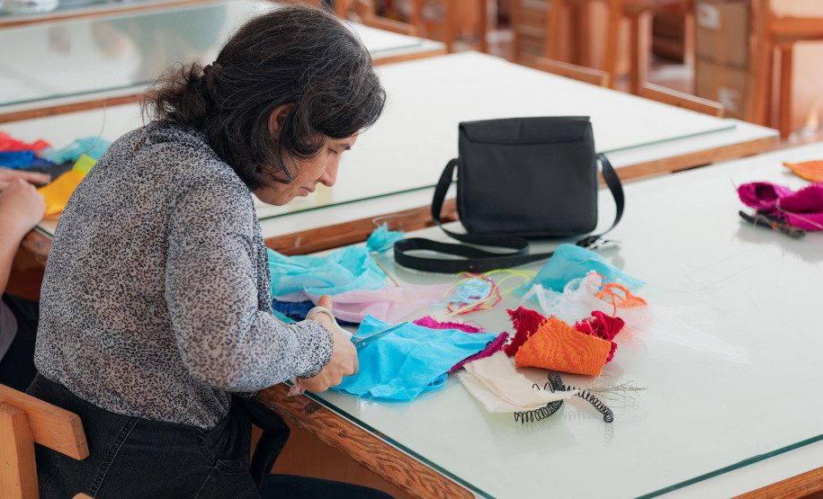 MON promove oficina de bordado gratuita sobre a mostra de Efrain Almeida