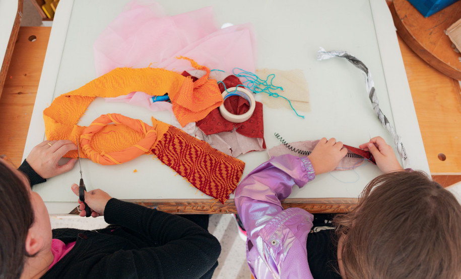 MON promove oficina de bordado gratuita sobre a mostra de Efrain Almeida