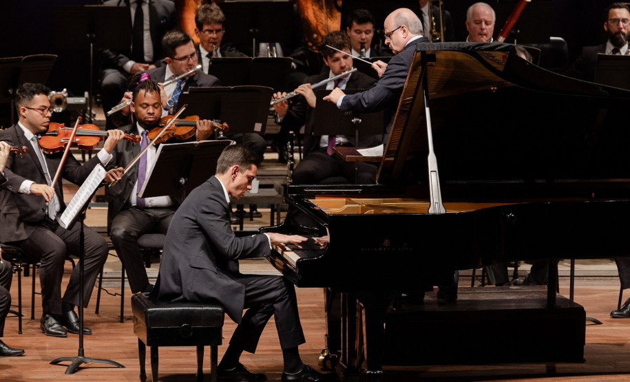 Série Ouro: Orquestra Sinfônica do Paraná atrai mais de 13,8 mil pessoas - Os concertos da Série Ouro apresentaram as quatro sinfonias do compositor alemão Johannes Brahms e trouxe convidados de renome internacional - Série Ouro abriu as apresentações em maio com a participação do pianista russo Dmitry Shishkin, um dos maiores nomes de sua geração, com a execução do Concerto n° 1 para piano e orquestra de Chopin. Shishkin já colaborou com orquestras como a Orquestra Nacional Russa e a Orquestra Filarmônica