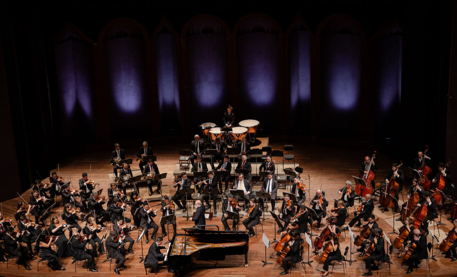 Série Ouro: Orquestra Sinfônica do Paraná atrai mais de 13,8 mil pessoas - Os concertos da Série Ouro apresentaram as quatro sinfonias do compositor alemão Johannes Brahms e trouxe convidados de renome internacional - Série Ouro abriu as apresentações em maio com a participação do pianista russo Dmitry Shishkin, um dos maiores nomes de sua geração, com a execução do Concerto n° 1 para piano e orquestra de Chopin. Shishkin já colaborou com orquestras como a Orquestra Nacional Russa e a Orquestra Filarmônica